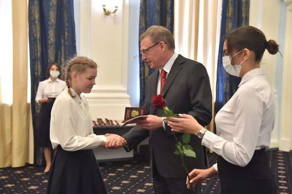 Перед днем России губернатор торжественно вручил паспорта 14-летним омичам