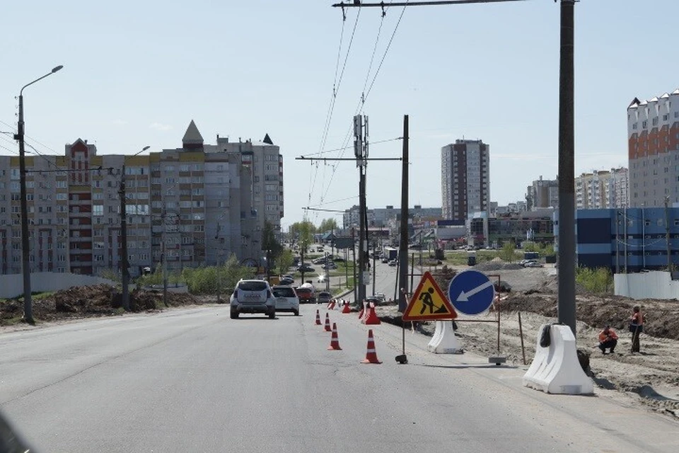В Брянске на улице Объездной уложили выравнивающий слой асфальта на одной стороне дороги, которую расширили до шести полос.