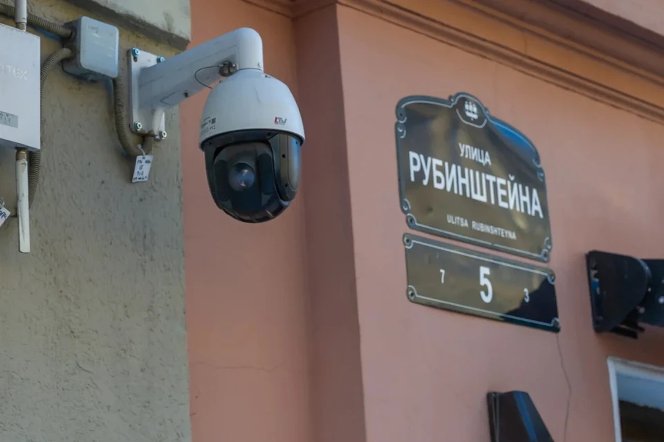 В Петербурге убрали нелегальные летние кафе с улицы Рубинштейна.
