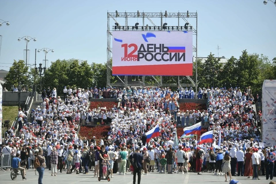 Жители уральской столицы собрались на плотинке