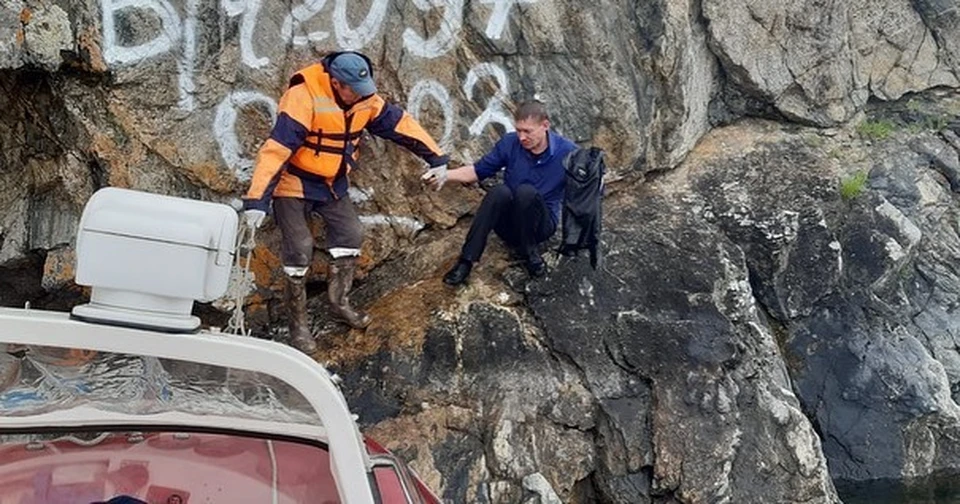 Позировал для фото и сорвался со скалы: на Байкале спасли туриста. Фото: БПСО МЧС России