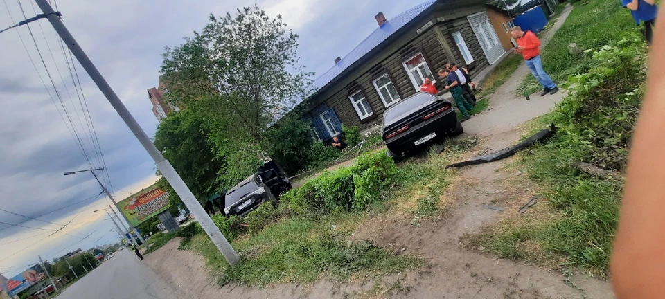 Обе машины вылетели на обочину.