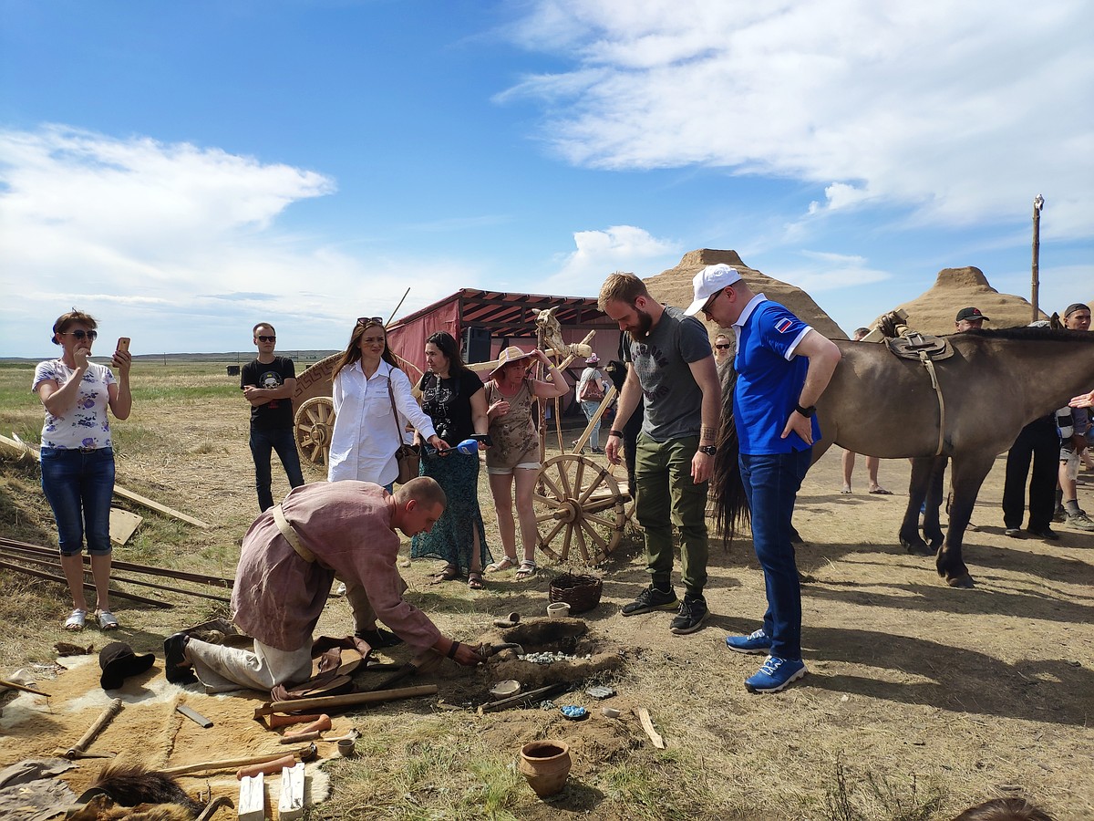 Что носили чиновники бронзового века и как появились первые медные ГОКи:  гостей «Аркаима» вернули в прошлое - KP.RU