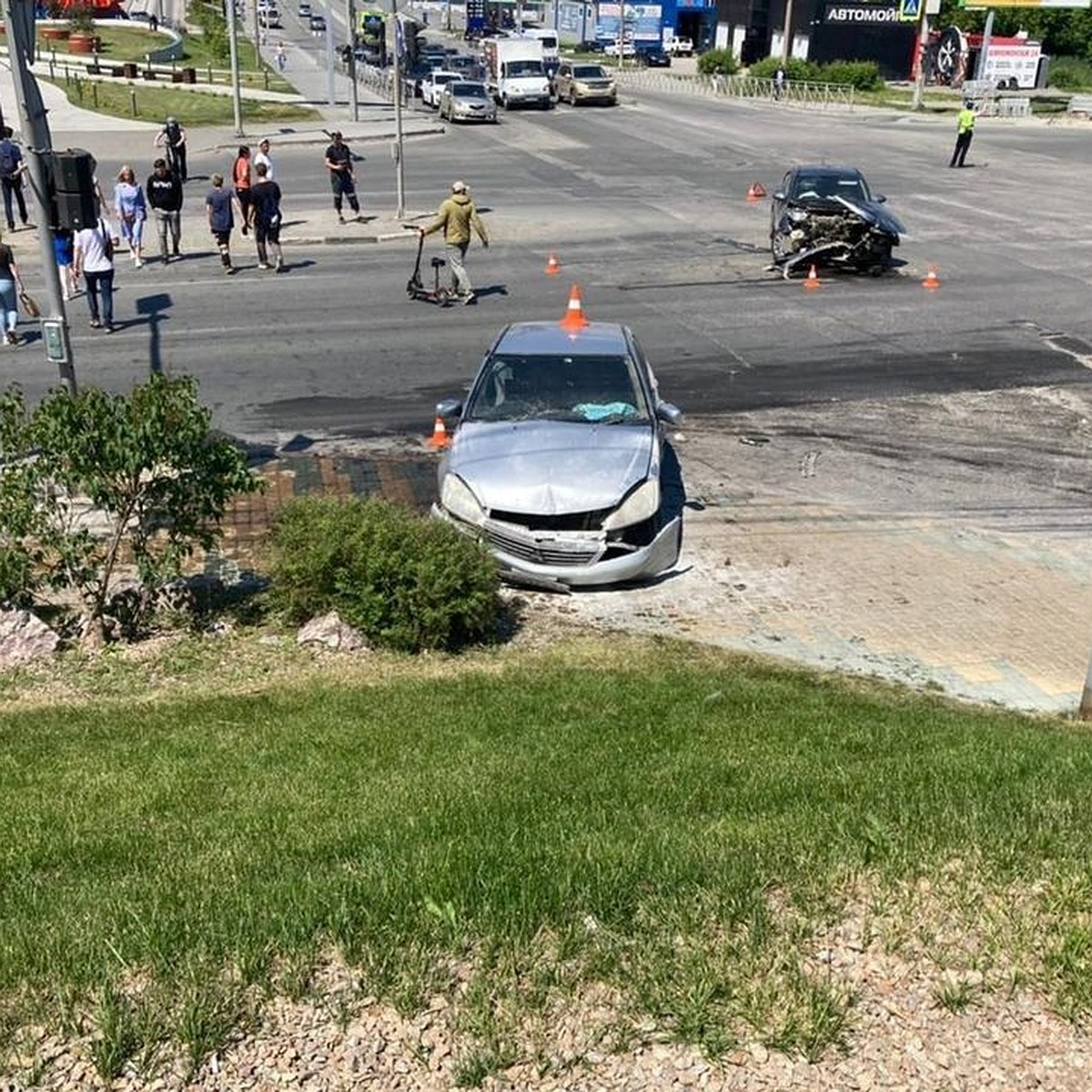 В Новосибирске иномарка вылетела на тротуар после ДТП: водитель в больнице  - KP.RU