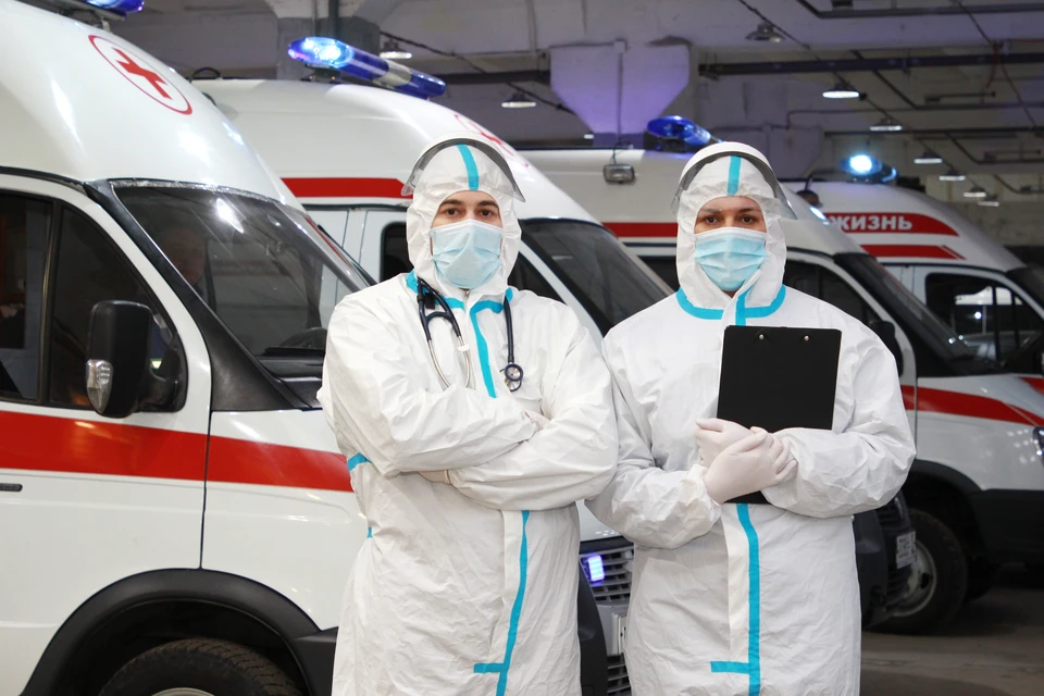 Медики скорой помощи снова начинают работать в защитных костюмах.