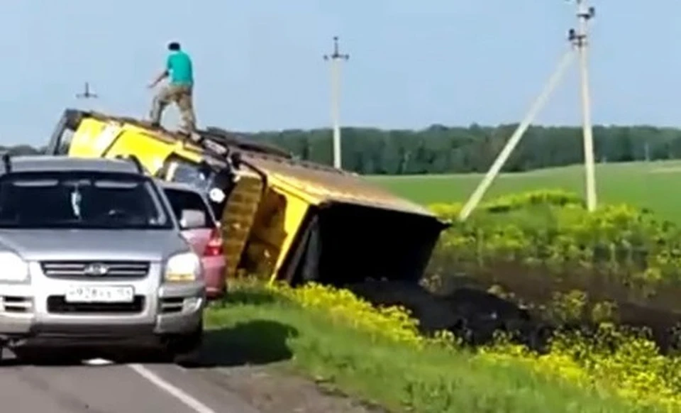 В Кузбассе перевернулся грузовик с углем на трассе Фото: ВКонтакте/auto_42.