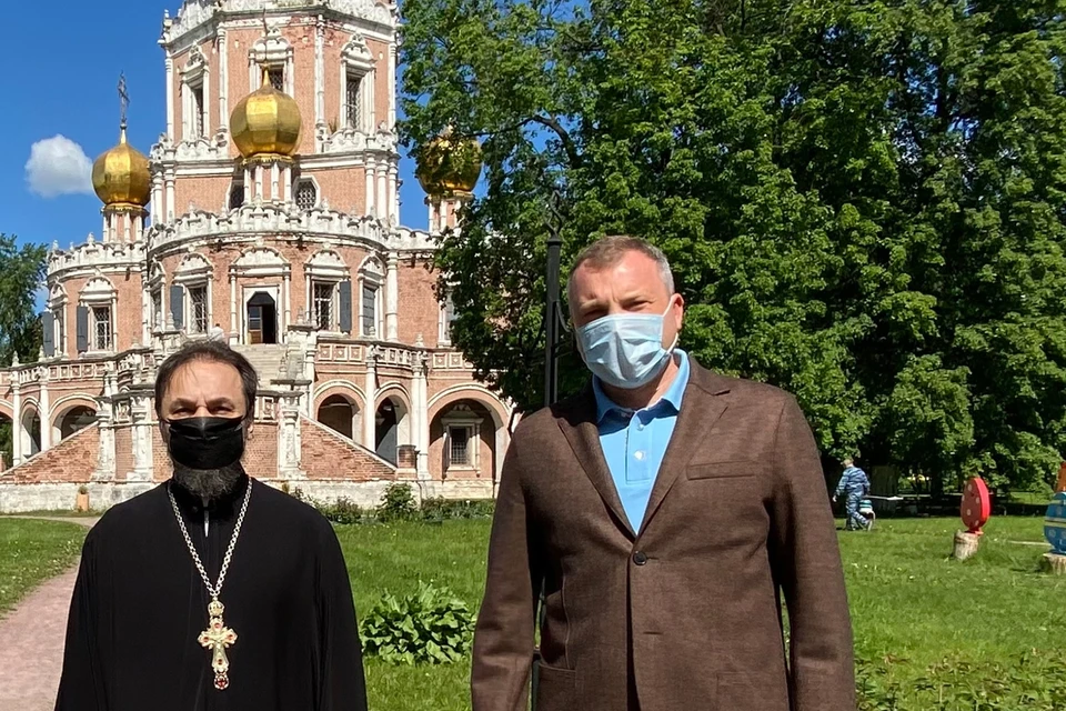 Евгений Попов встретился с настоятелем Покровского храма в Филях, протоиереем Борисом Михайловым. Фото: Екатерина ТИХОНОВА.
