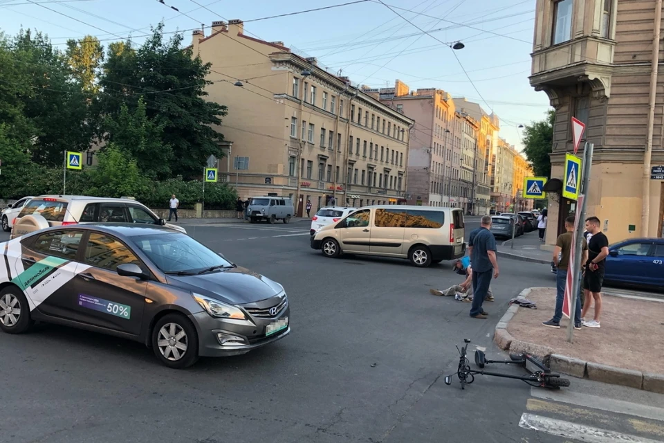 В Василеостровском районе Петербурга каршеринг сбил мужчину на электросамокате. Фото: vk.com/spb_today