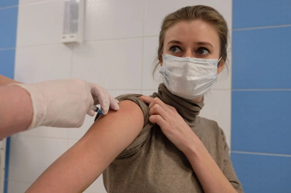 В Смольном выбрали категории петербуржцев для обязательной вакцинации.