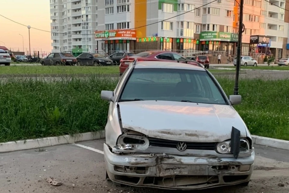 В соцсетях пишут, что мужчина хотел сбежать, но его поймали. Фото: "Типичный Брянск", vk.com.