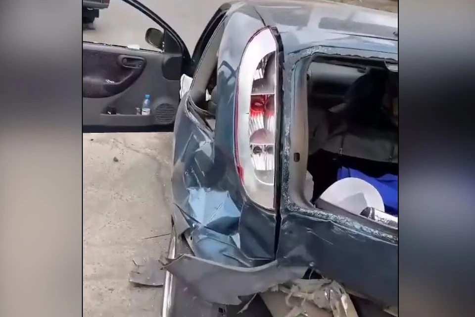 Микроавтобус сильно помял иномарку. Фото: скриншот из видео