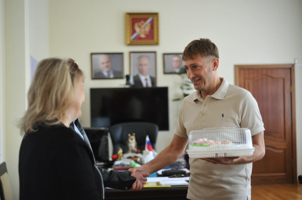 Министр здравоохранения обратился к коллегам.