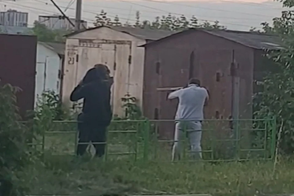 Полицейские ищут, мужчину, стрелявшего в гаражах. Фото: стоп-кадр