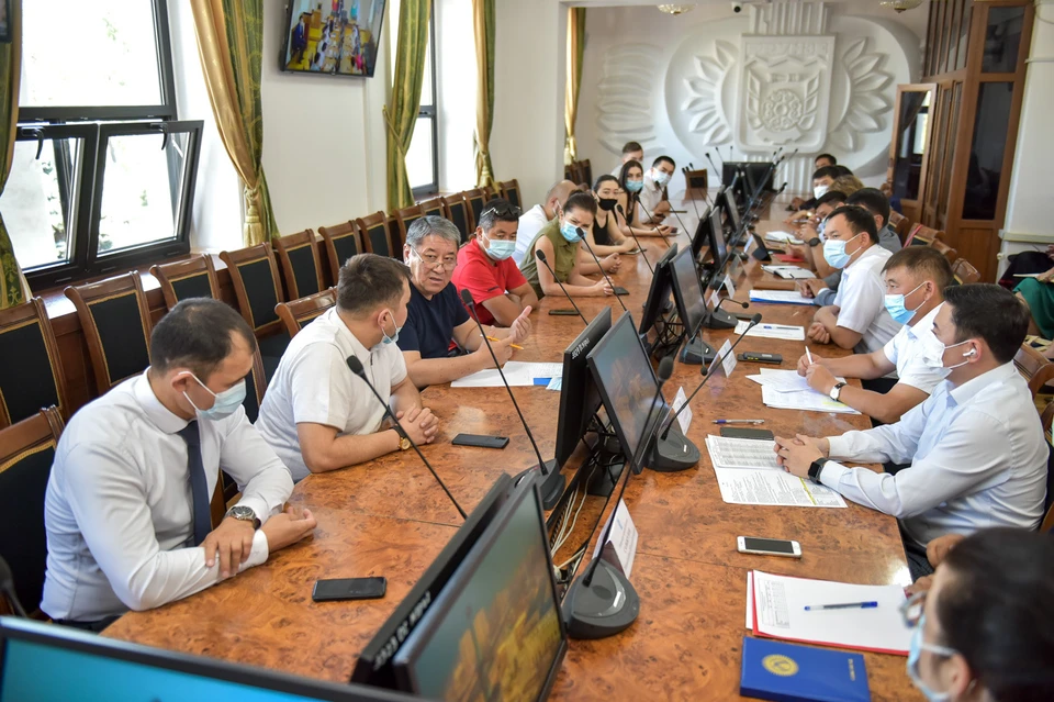 И.о. мэра Бишкека обсудил с бизнесменами эпидемиологическую ситуацию в столице.