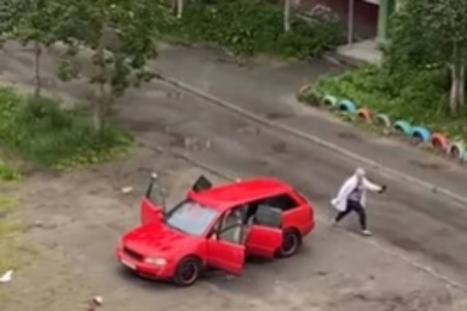 Разъяренная женщина испортила машину мужа. Фото: скриншот видео