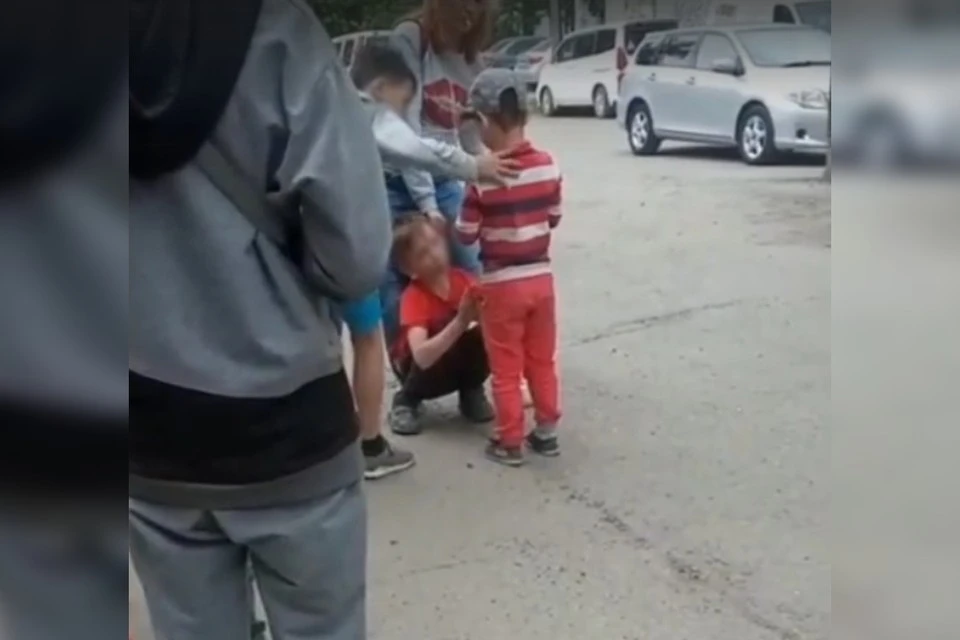 Красноярскую «яжмать», поставившую на колени чужого ребенка в воспитательных целях, задержали. Стоп-кадр видео