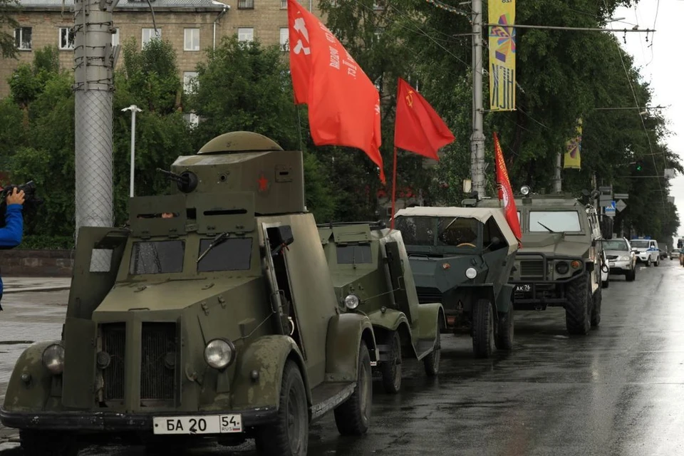 В Новосибирске военные устроили автопробег бронеавтомобилей с флагами Великой Отечественной войны. Фото: пресс-служба ЦВО