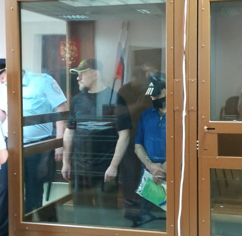 Маленький человек в черной кепке за стеклом – Феликс, владелец сети автозаправок в Москве и гостиницы за границей