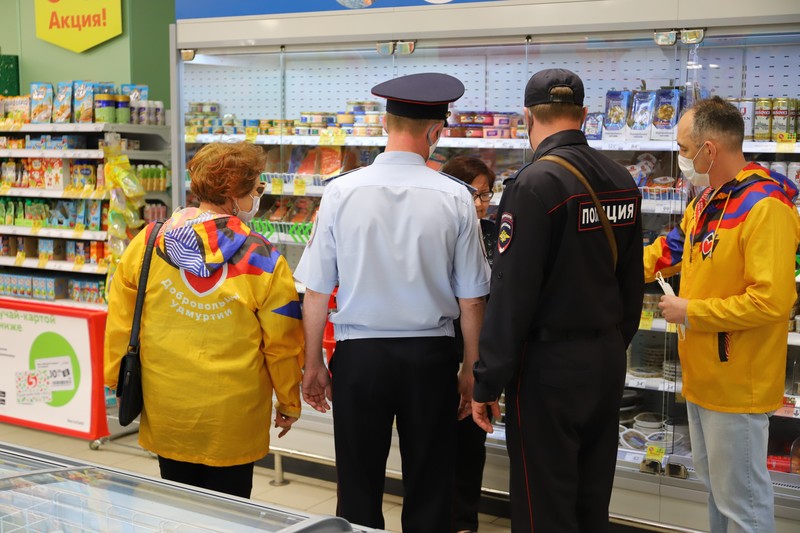 Сотрудники полиции и Роспотребнадзора проверяют, носят ли горожане маски в общественных местах