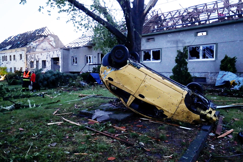 Торнадо разрушил дома и постройки, повалил деревья, обрушил столбы линий электропередач