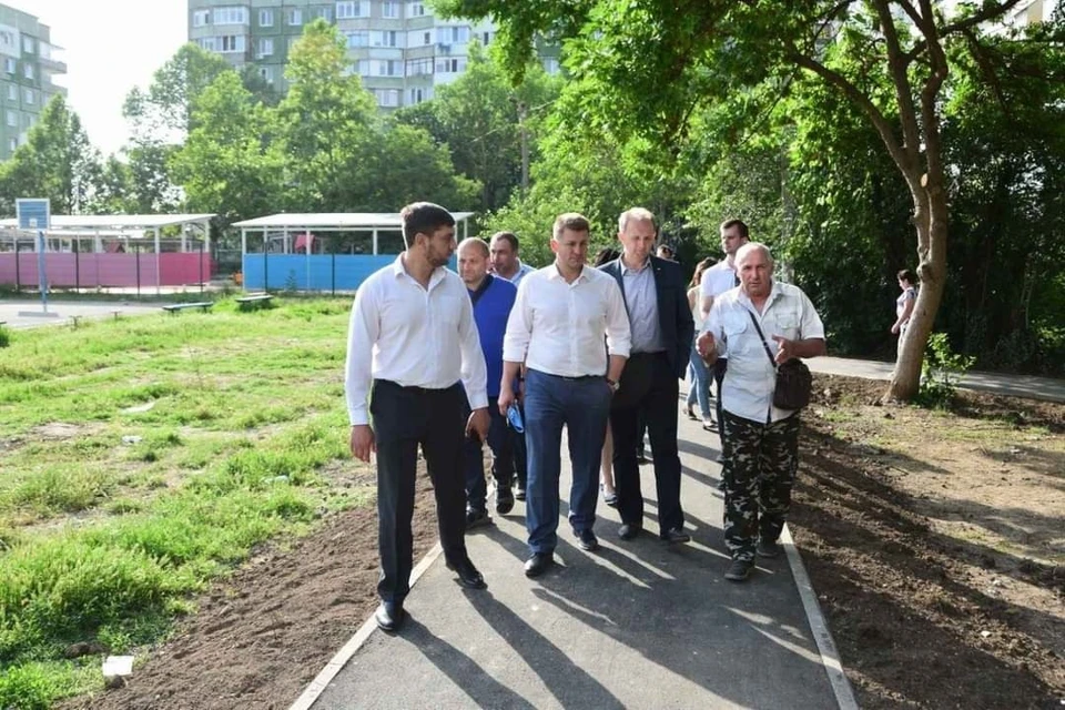 Также сегодня Валентин Демидов провел встречу с представителями многоквартирных домов в Симферополе, чтобы обсудить дальнейшее благоустройство города. Фото: Валентин Демидов / Facebook.