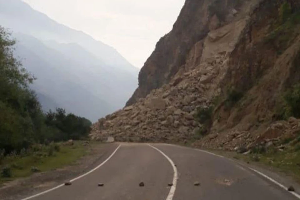 Откос скалы рухнул на трассу в Дагестане. Фото: Минтранс РД.