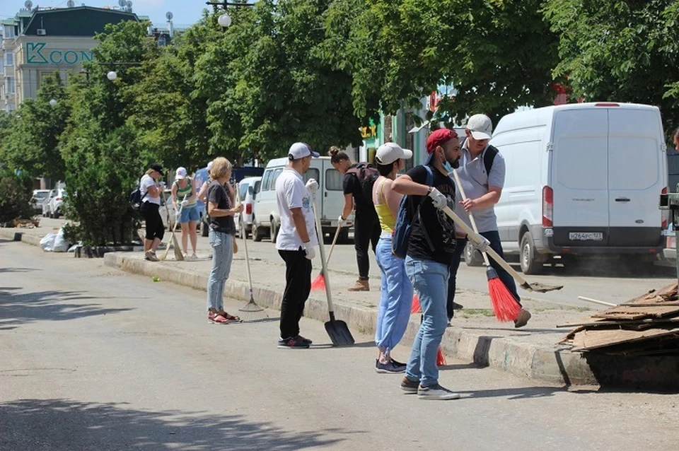 Сотрудники учреждений культуры со всего Крыма принимают участие в субботнике после наводнения в Керчи. Фото: пресс-служба Администрации Керчи/Вконтакте