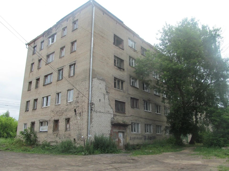 Общежитие, у которого сгорела крыша, и до пожара имело много проблем.