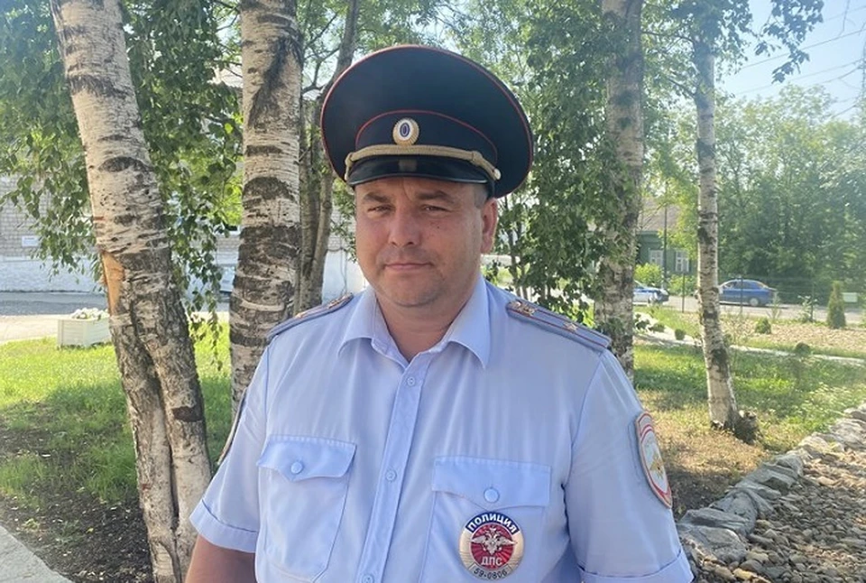 У Ярослава Лыхина был выходной, он пришел на помощь пенсионерам, когда был в гостях у своей мамы.