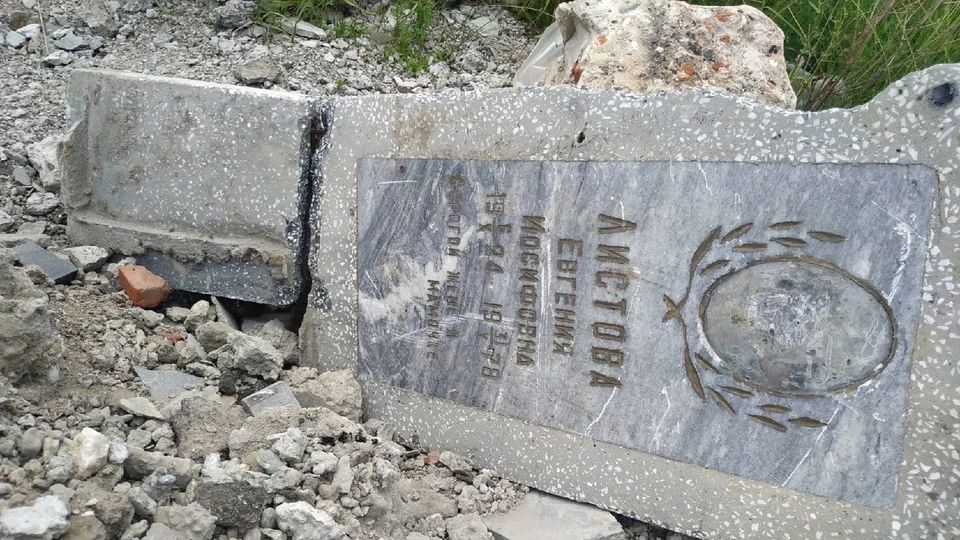 В Кстовском районе обнаружили свалку разрушенных надгробий Фото: группа «Нижний Новгород |БЕЗ ЦЕНЗУРЫ» в ВКонтакте