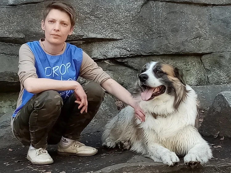 «Пассажиры видят нас и улыбаются»: Петербурженка вместе с собакой таксует по стране и хочет доехать до Владивостока