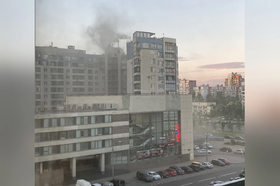 Пожарные локализовали огонь на цокольном этаже жилого дома на улице Кораблестроителей в Петербурге. Фото: vk.com/spb_today