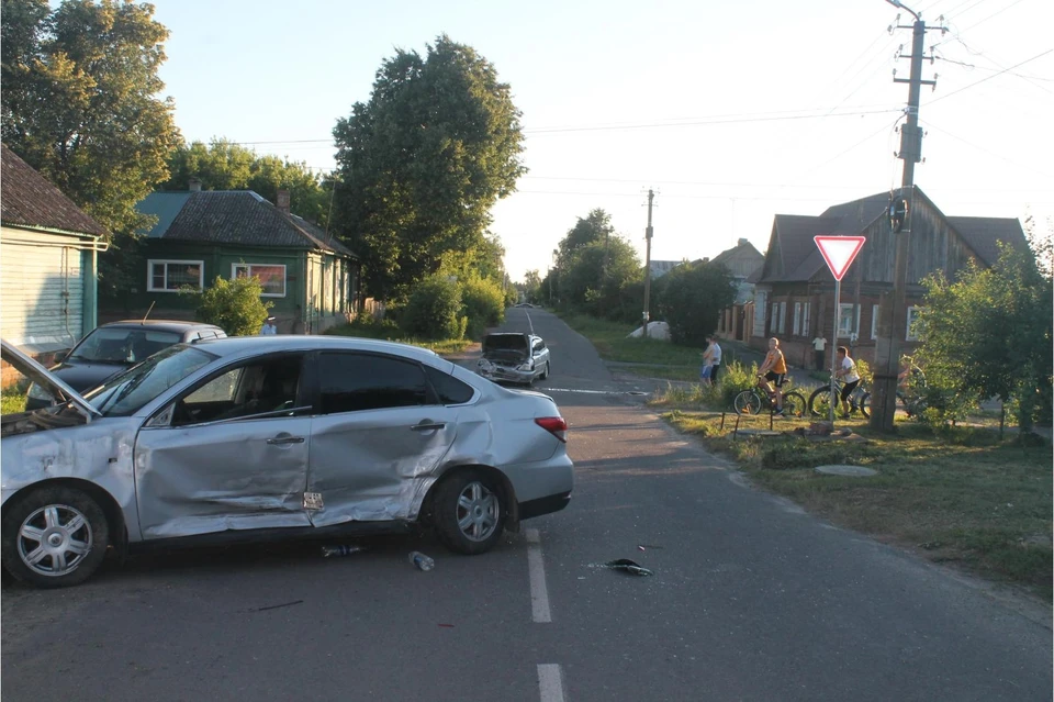 В Дмитровске Орловской области в аварии пострадали два человека. Фото региональной Госавтоинспекции