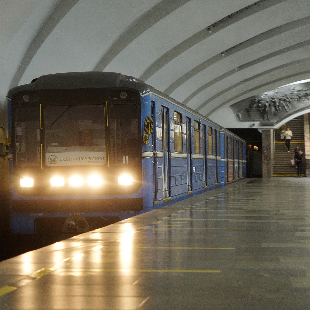 В Екатеринбурге из-за неисправного состава закрыли несколько станций метро  - KP.RU