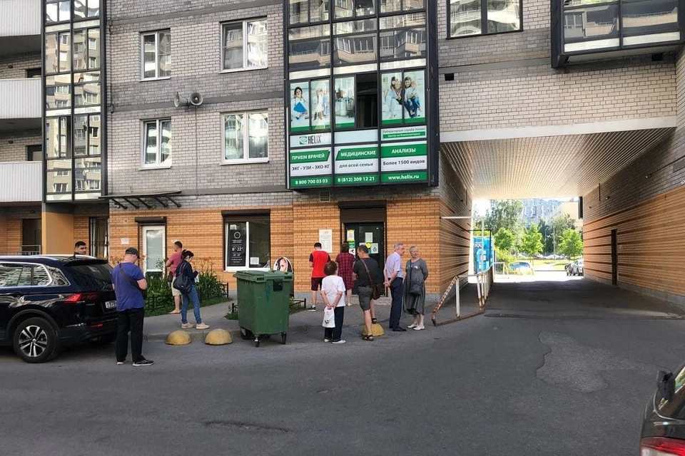Люди уже с утра стоят в очереди, чтобы не стоять в очереди днем.