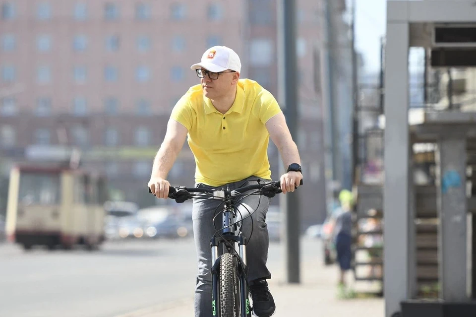 Губернатор пересел из служебного автомобиля на велосипед. Фото: gubernator74.ru