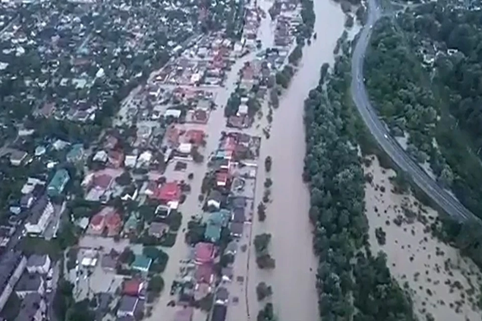 Вода зашла в центр города, затопило и близлежащие населенные пункты