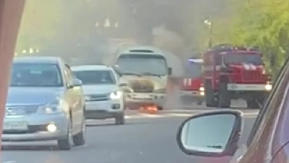 Автобус маршрута 52 загорелся в центре Хабаровска.