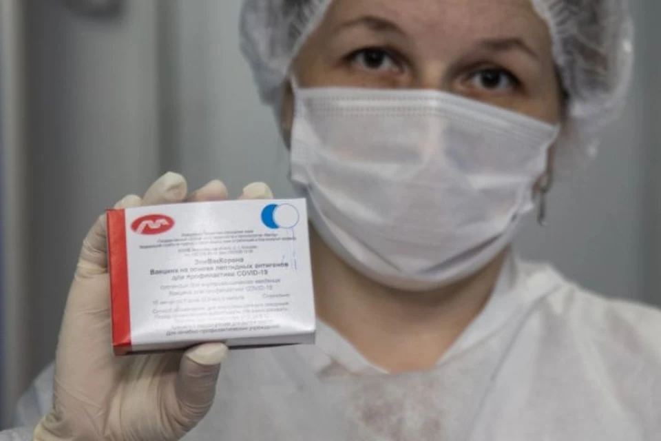 Студенты должны находиться в торговых центрах и рассказывать посетителям о необходимости сделать прививку от COVID-19.