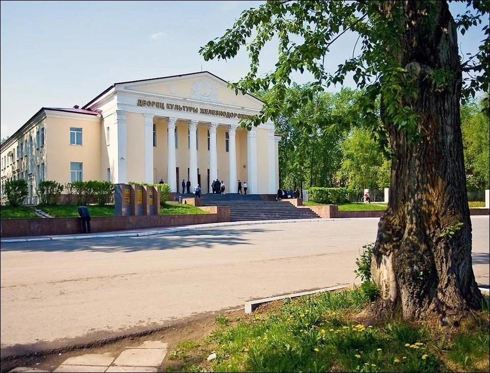 Локомотивная 1 пермь. Дворец железнодорожников Пермь. Дом культуры железнодорожников Пермь. Микрорайон ДКЖ Пермь. Дворец культуры железнодорожников Калининград.