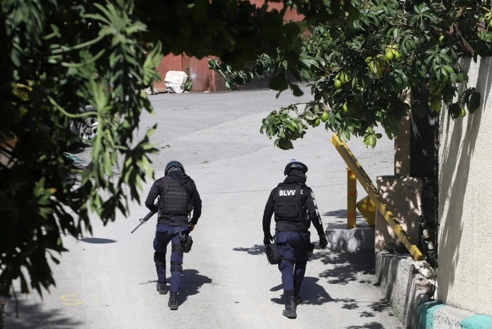 Полицейские возле резиденции президента Гаити Жовенеля Моиса после нападения