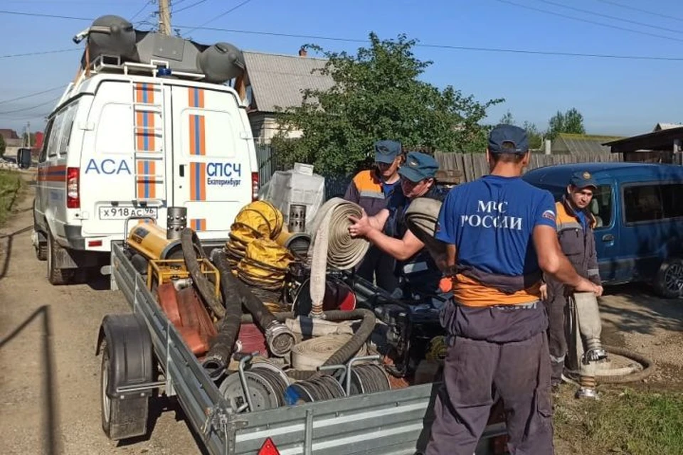 Спасатели продолжают аварийно-восстановительные работы в зоне ЧС. Фото: ГУ МЧС по Свердловской области