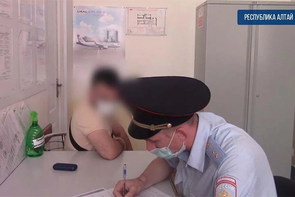 Нарушитель (фото: скриншот видео Алтайского линейного управления МВД России)