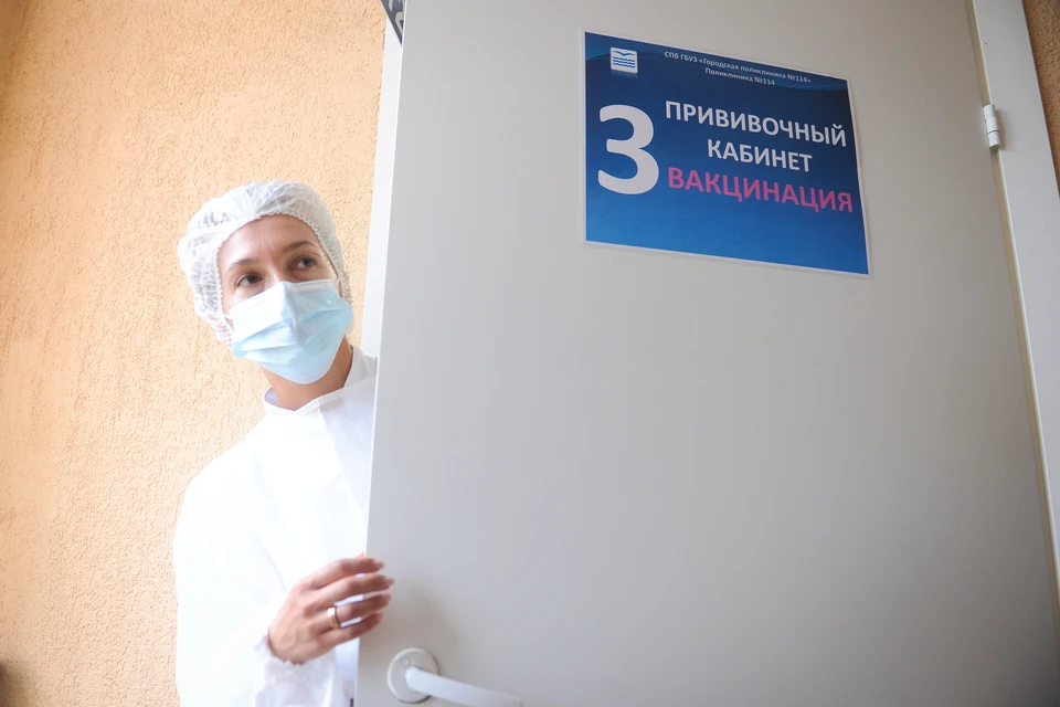 В Санкт-Петербурге держится огромный ажиотаж вокруг вакцинации от коронавируса.