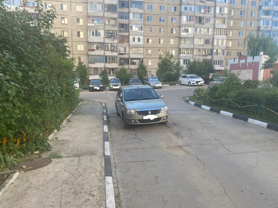 Во дворе дома на Металлургов в Орле иномарка сдавала назад и сбила пенсионера. Фото Госавтоинспекции Орловской области.