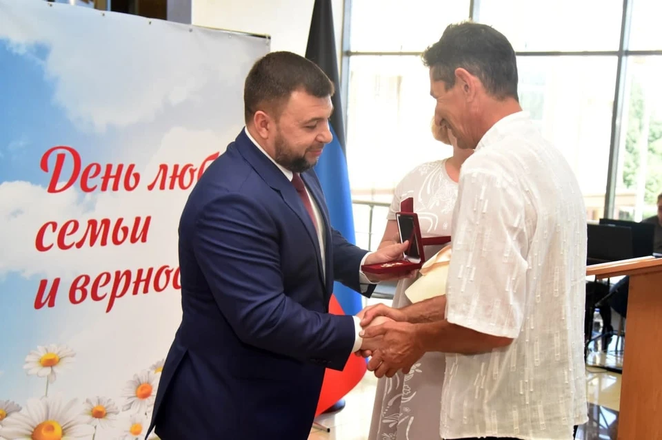 Денис Пушилин наградил многодетные семьи Республики. Фото: denis-pushilin.ru