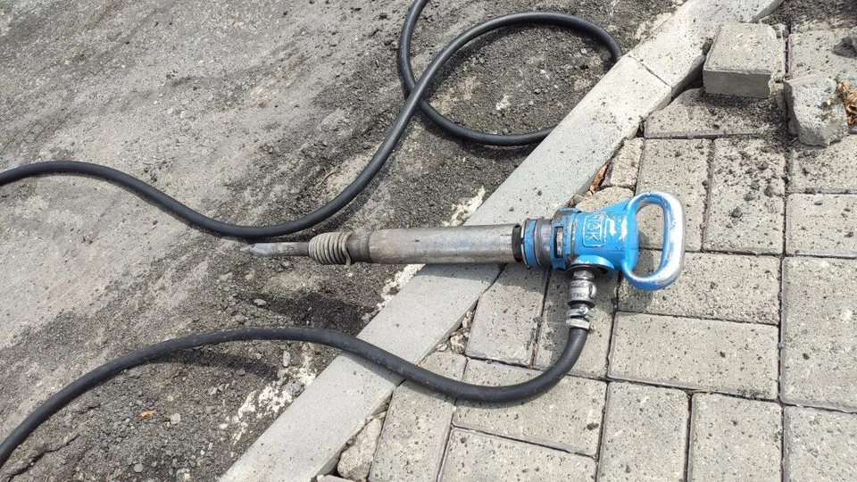 Дорожное покрытие на улице Ленина в Рыльске приводить в порядок начали в прошлом году