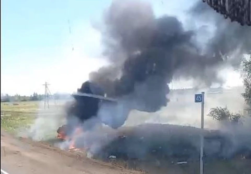 Из-за огня и черного дыма не сразу удается разглядеть сам автомобиль. Фото: скриншот с видео.