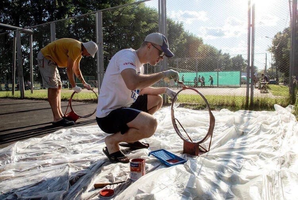 Волонтеры покрасили кольца, заменили сетку