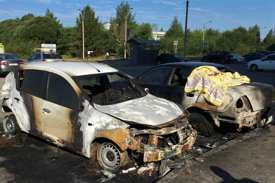 Досталось и другой машине. Фото предоставил хозяин уничтоженного авто для ГородВо